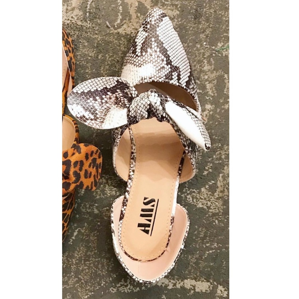 Super cute snakeskin bow flat!